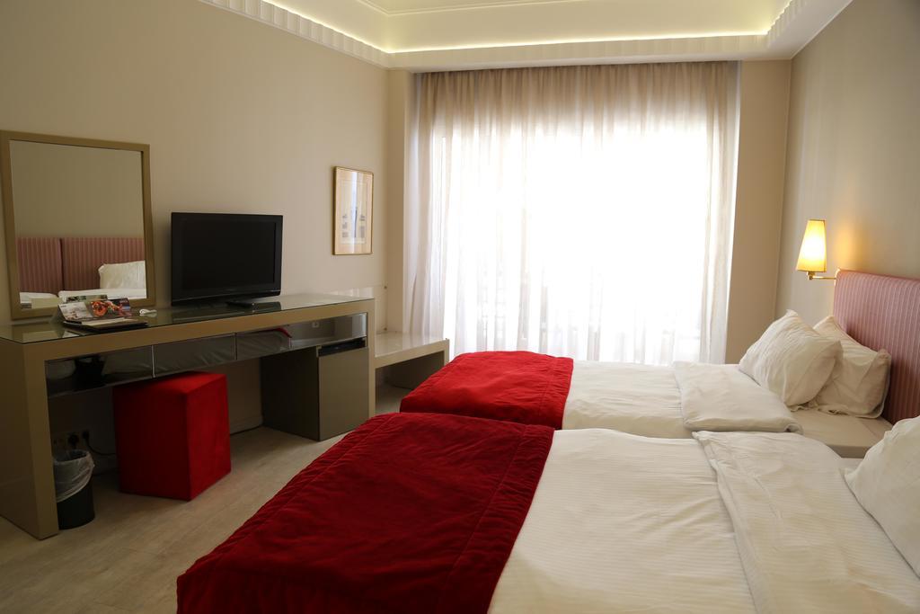 Warwick Palm Beach Hotel Beirut Exterior photo